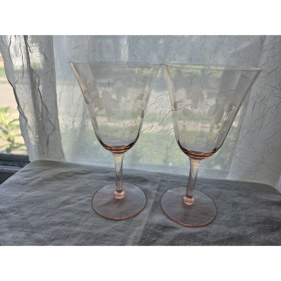 Set Of 2 Pink Etched Depression Floral Wine Glasses - Picture 6 of 6